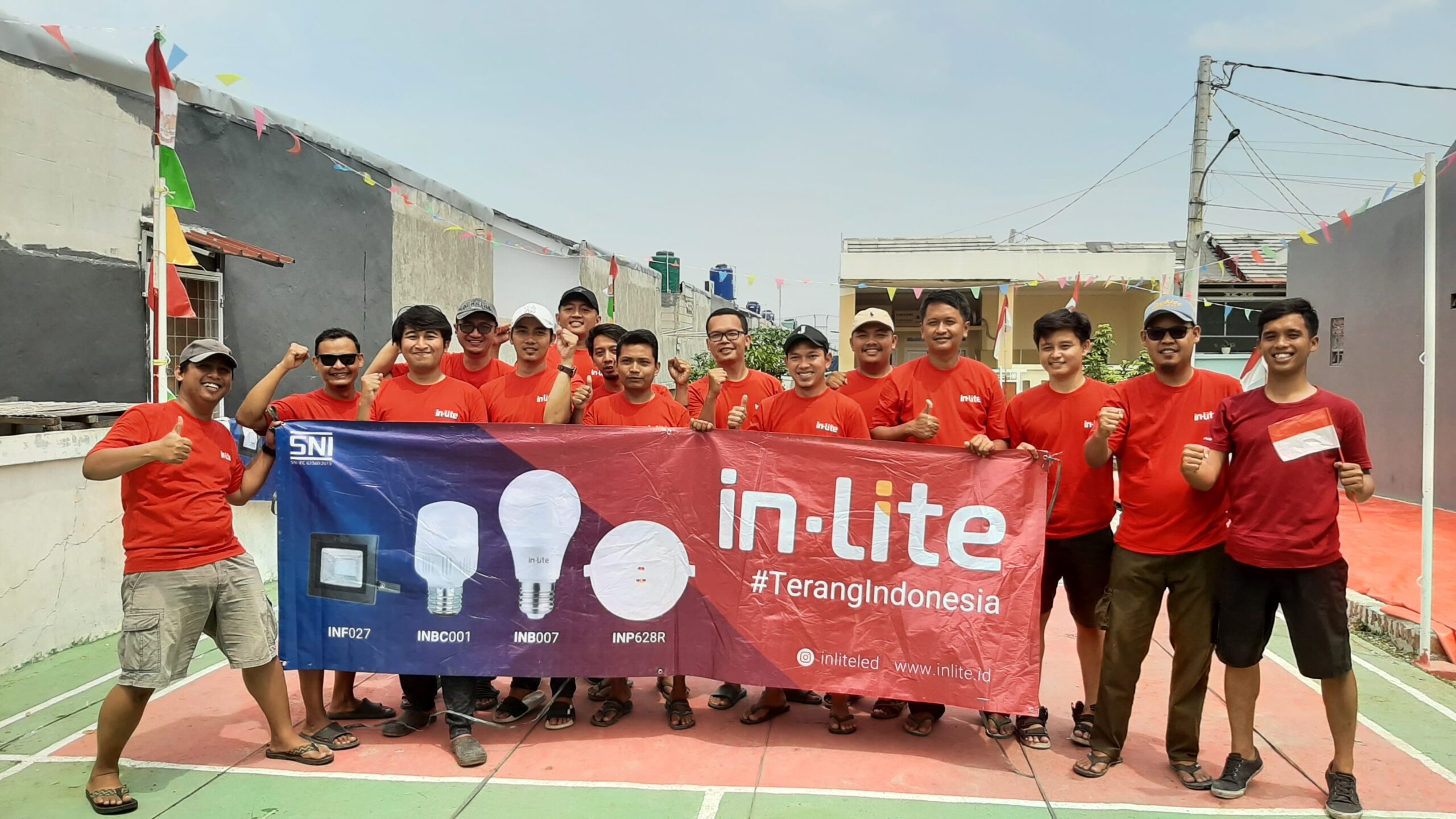 Panitia 17 Agustus 2024 kompak foto bersama, mengenakan kaos "in-lite" dan membentangkan spanduk "#TerangIndonesia".